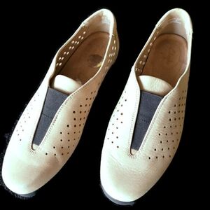 Clark's Slip on shoe with rubber soles, Tan, Size 9